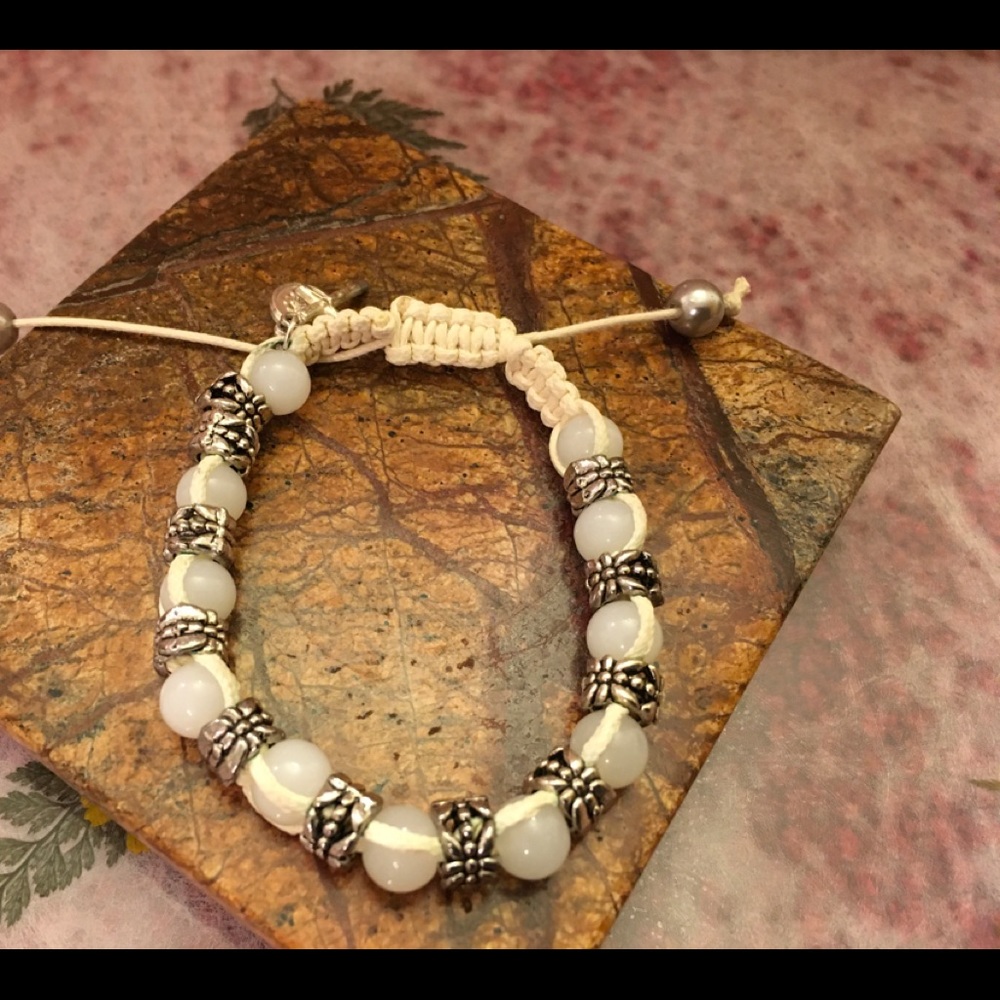 Stunning Adjustable Bracelet with the Virgin Mary - Picture 3 of 3